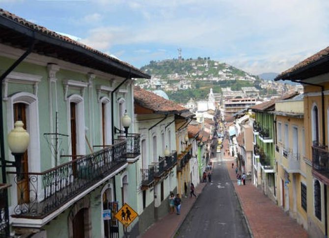 Vista tola tradicional panecillo quito ecuador chakana hotel boutique